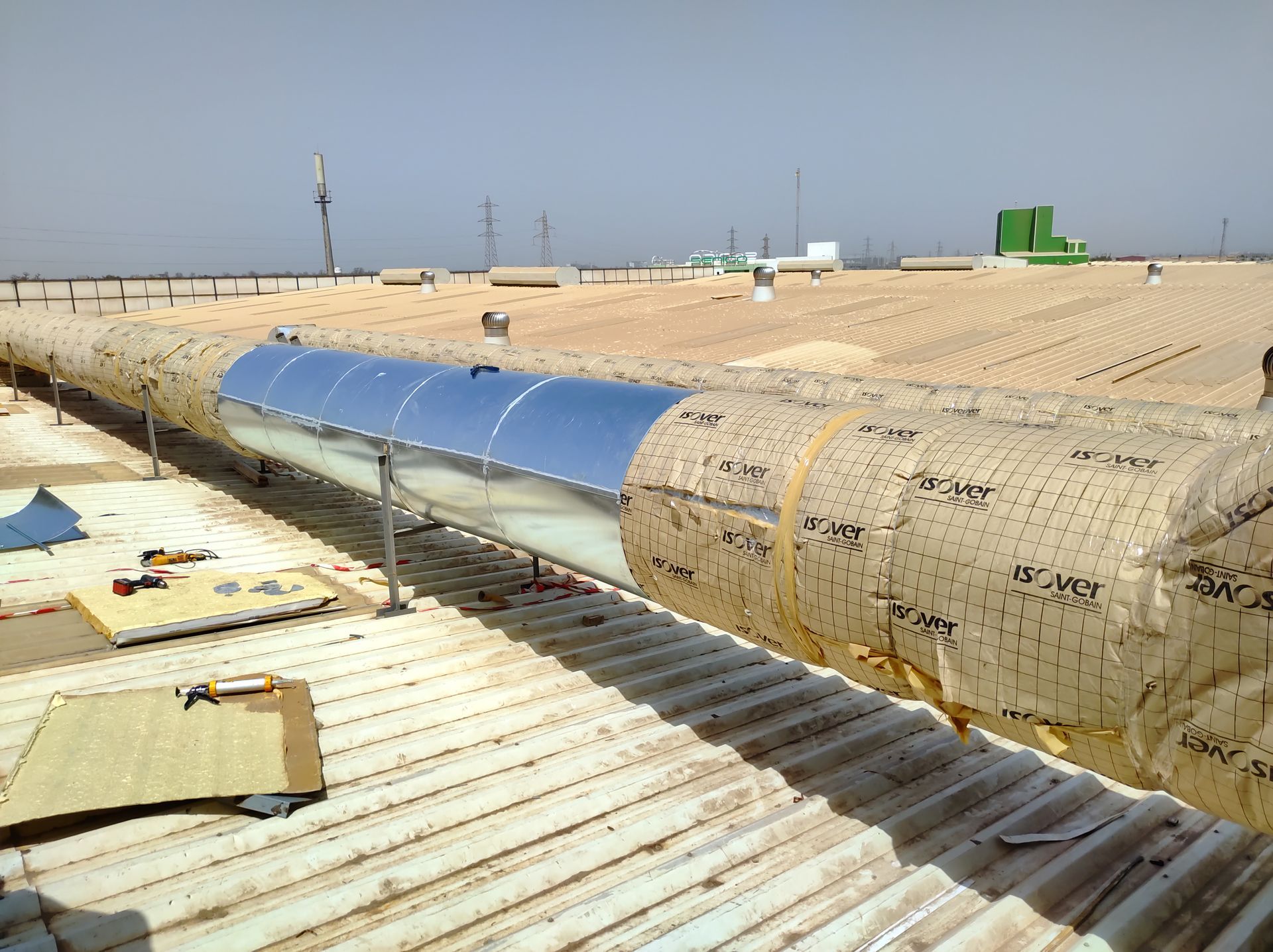 Pipeline horizontal en zone industrielle