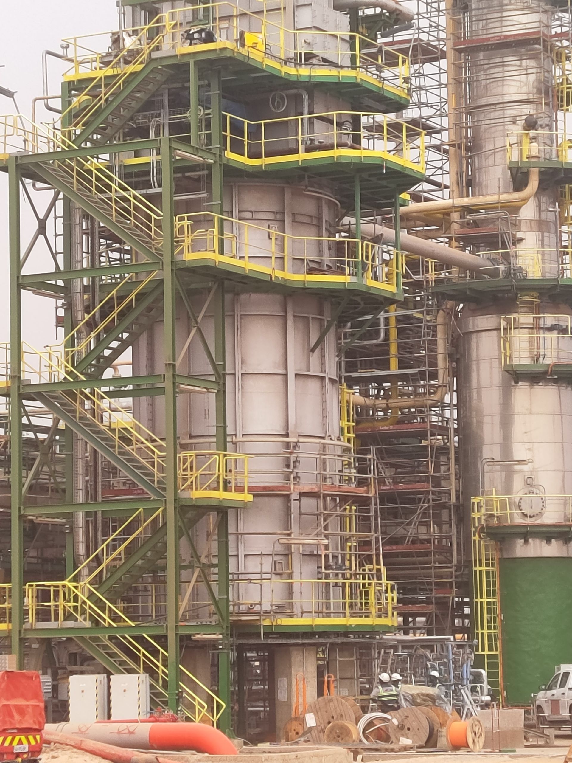 Usine industrielle avec tours et rambardes