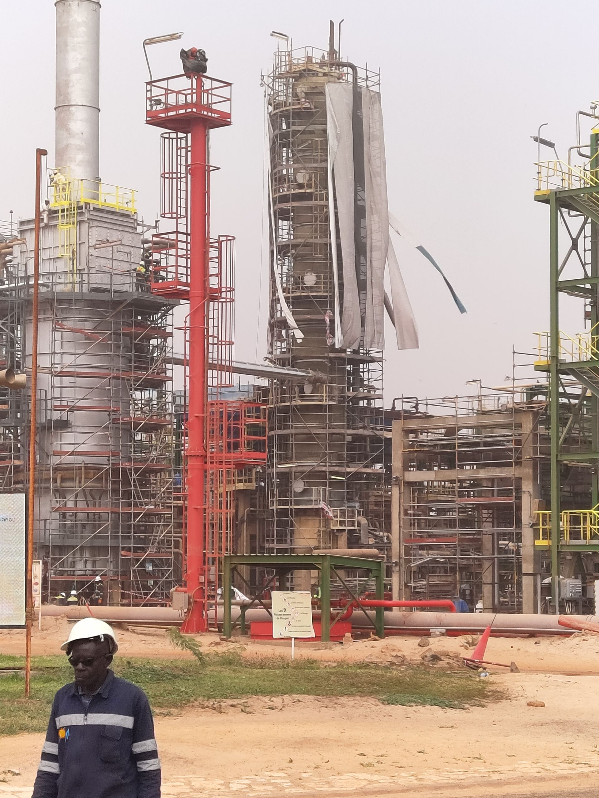 Usine en construction avec échafaudages