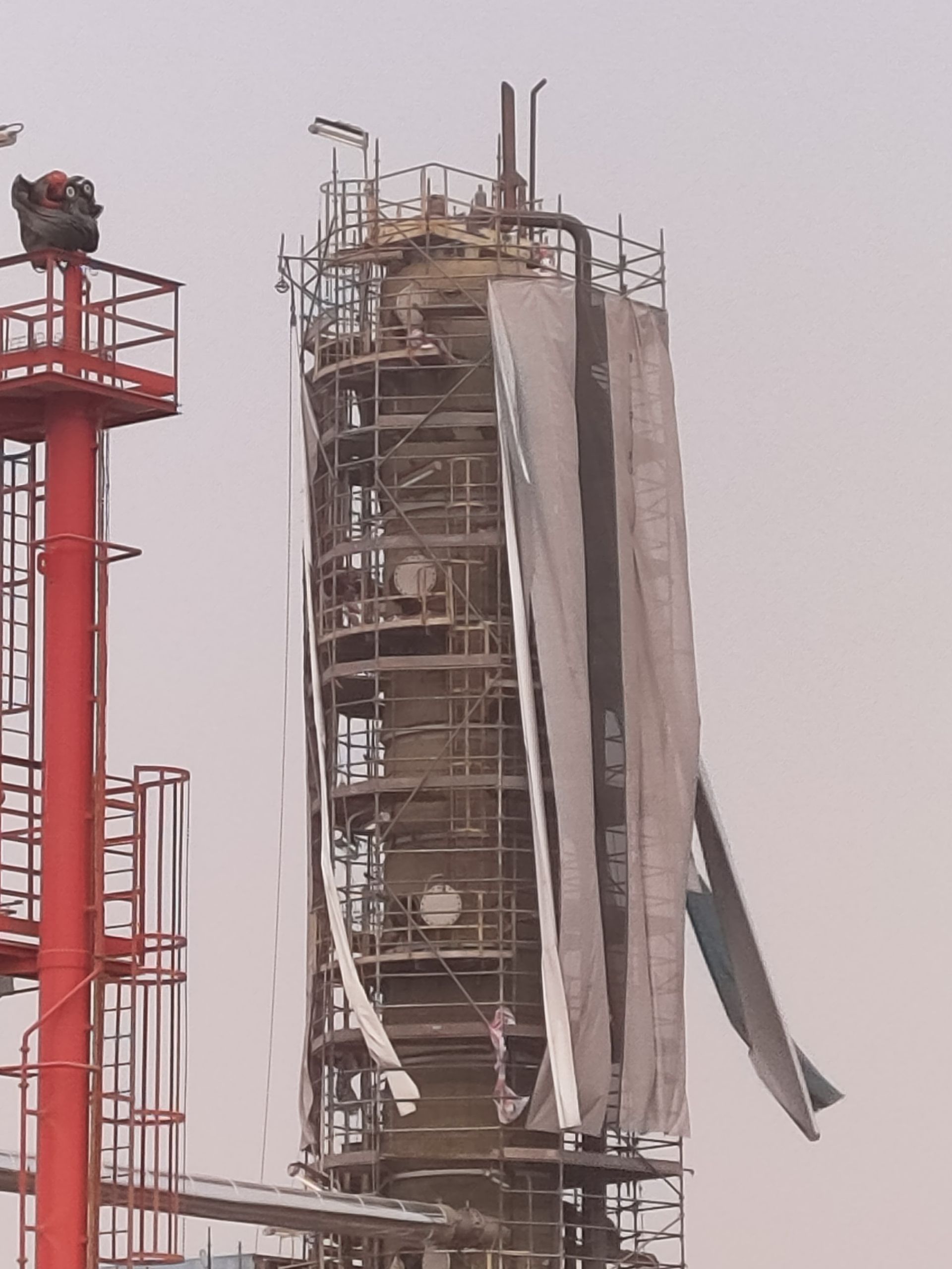 Structure cylindrique sur rampe de lancement