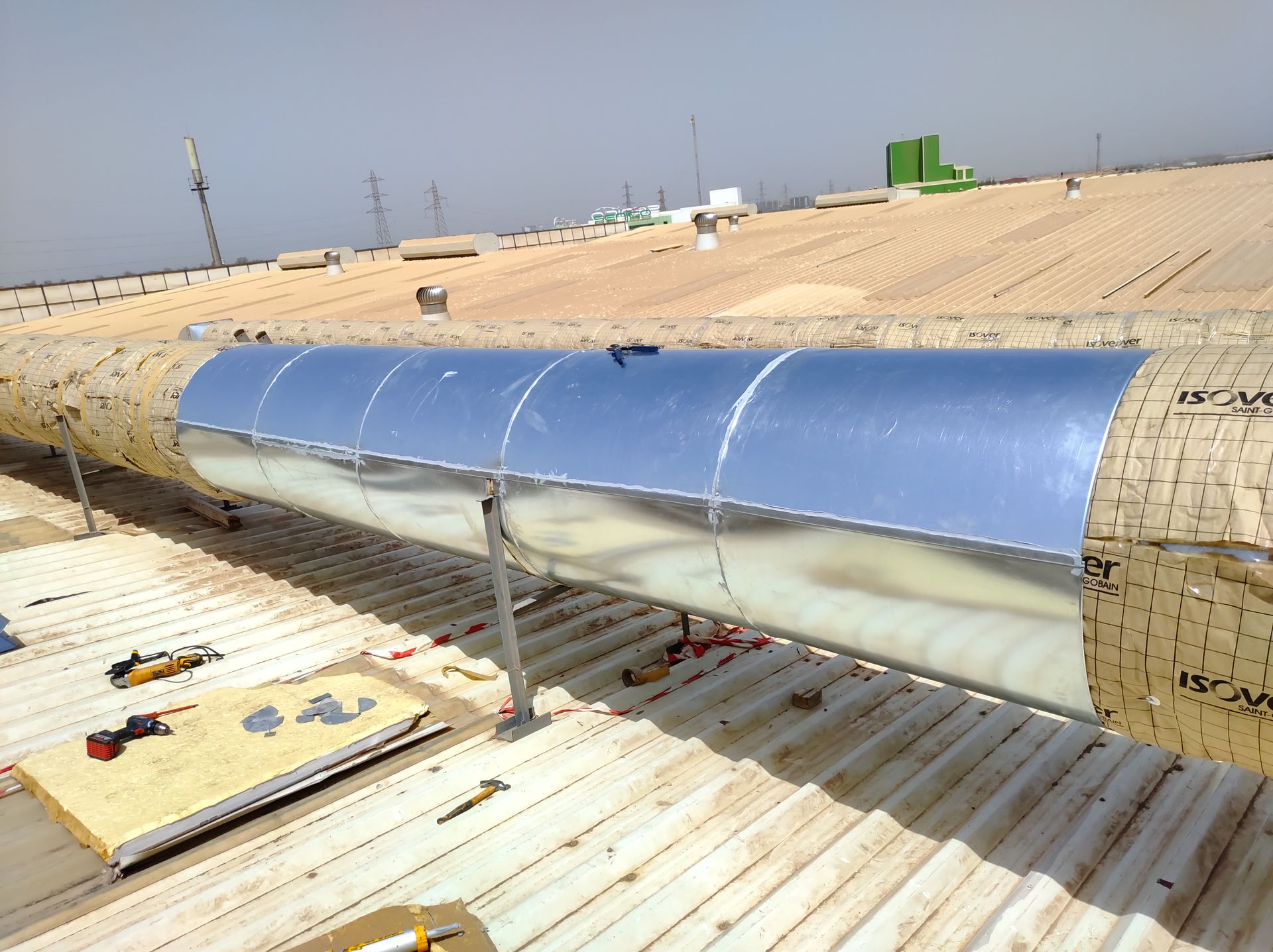 Conduit cylindrique sur toit avec isolation