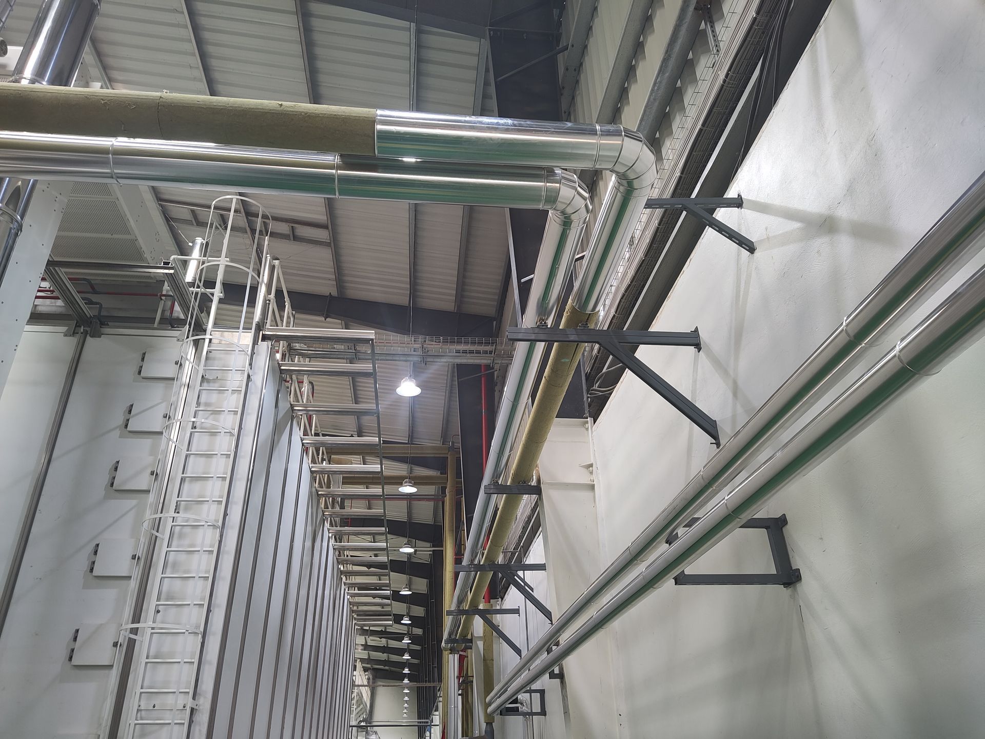 Couloir industriel avec tuyaux métalliques