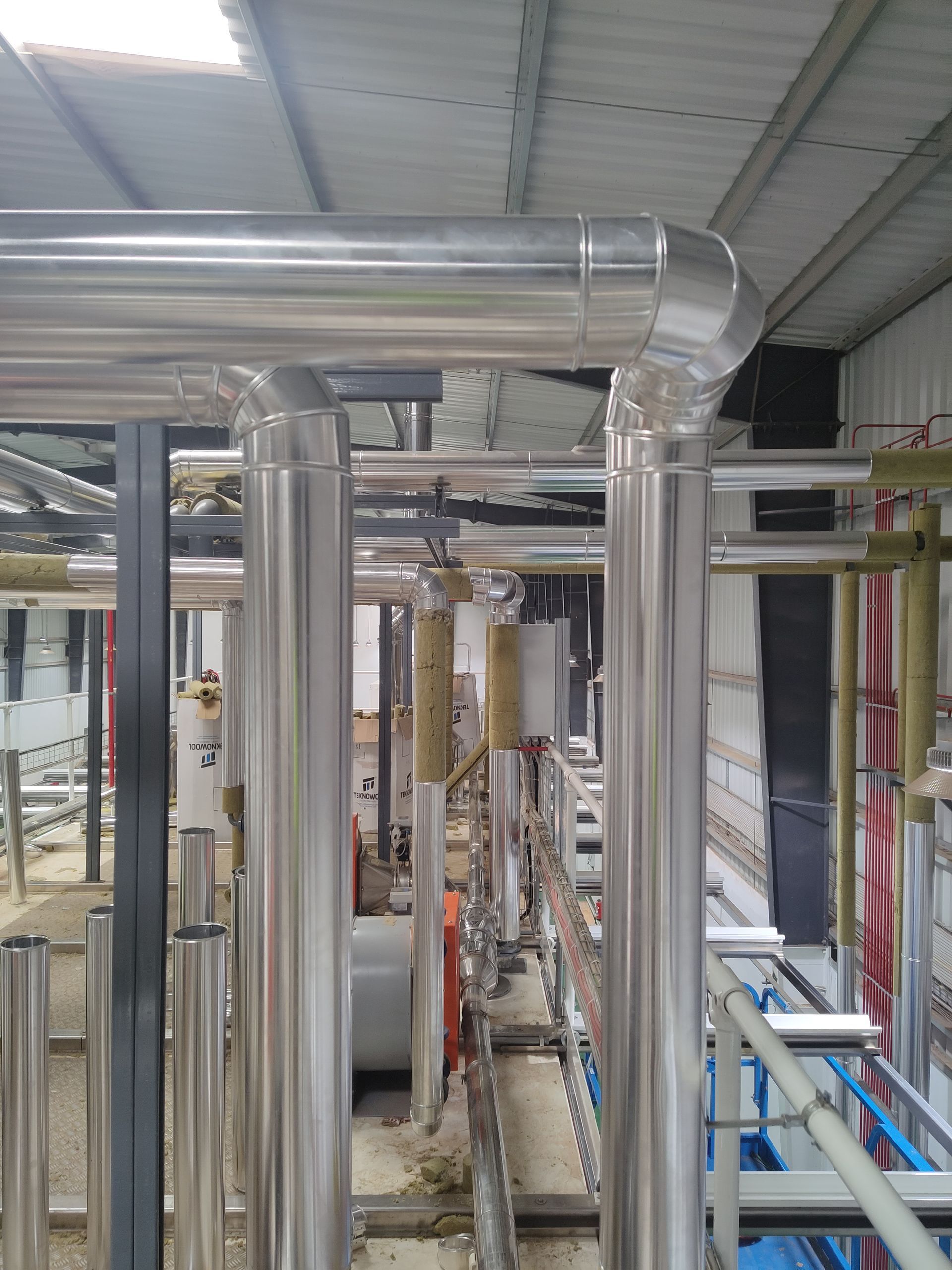 Plafond industriel avec conduits de ventilation