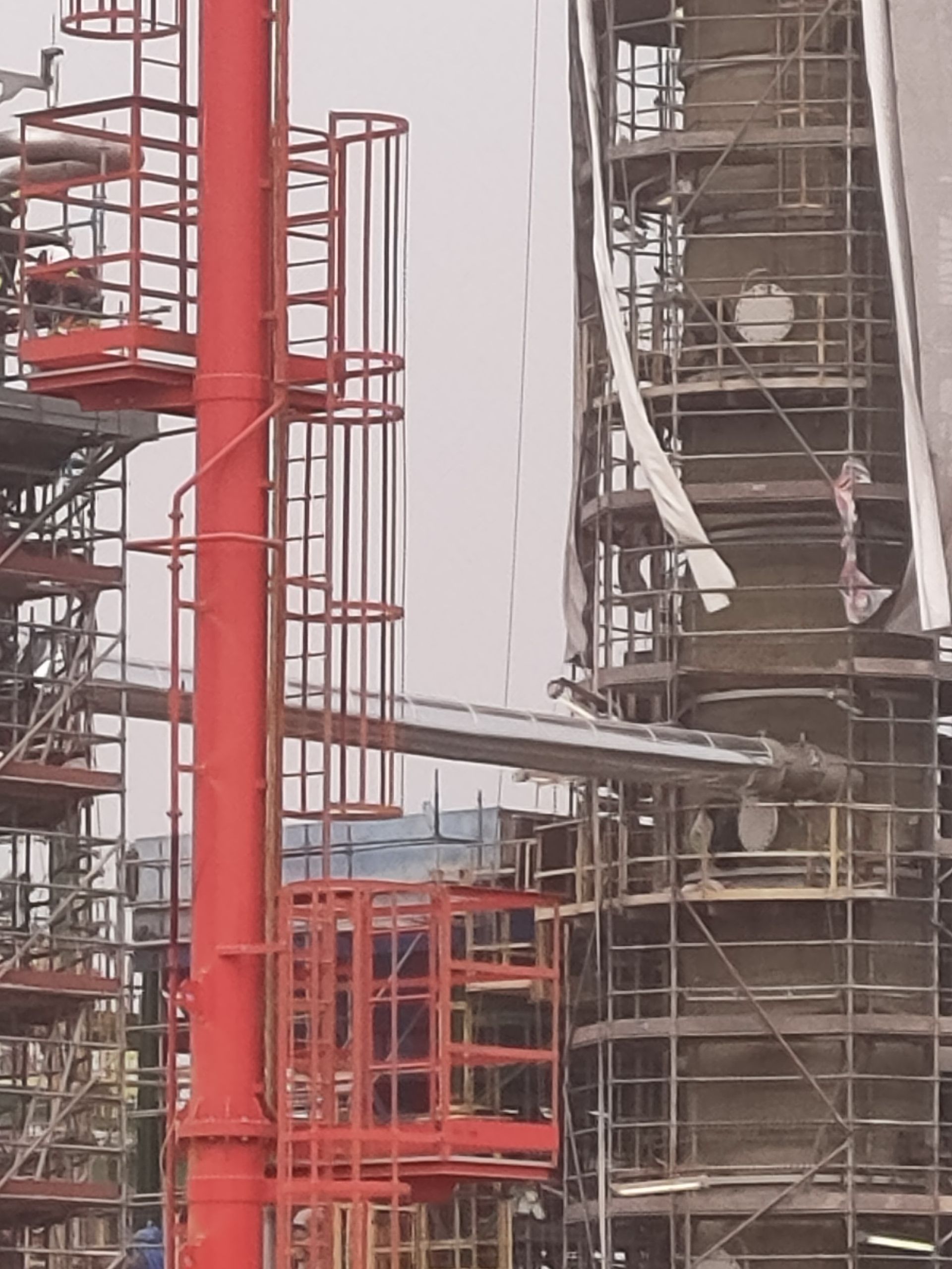 Échafaudages industriels rouges et structure en construction